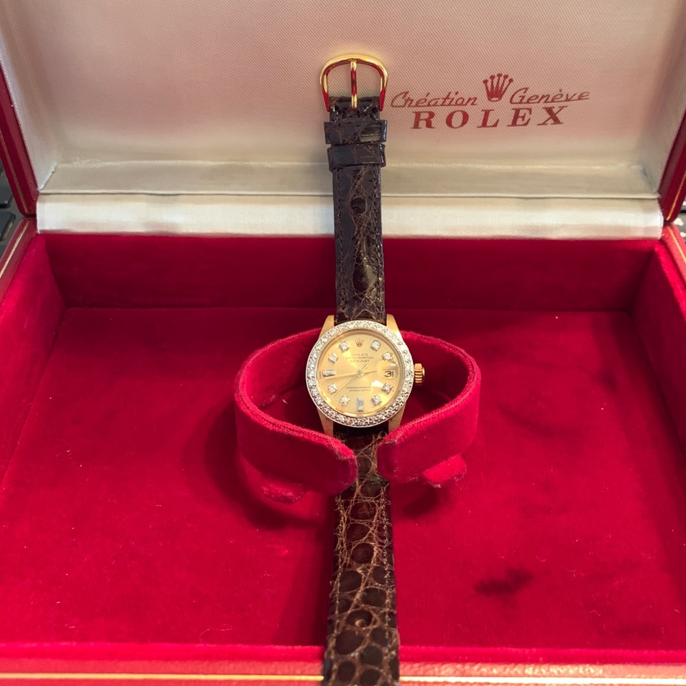 1981 Vintage 26mm Rolex 18k Gold Diamond bezel - Picture 4 of 5